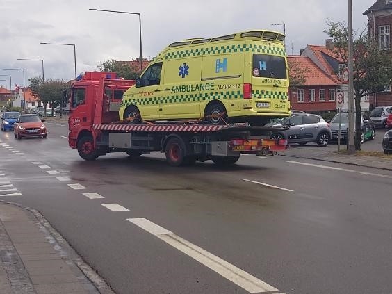 Ambulance med patient påkører personbil: Under udrykning