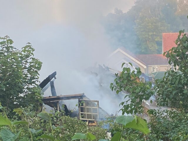 Voldsom brand bryder ud i stråtækt dobbelthus