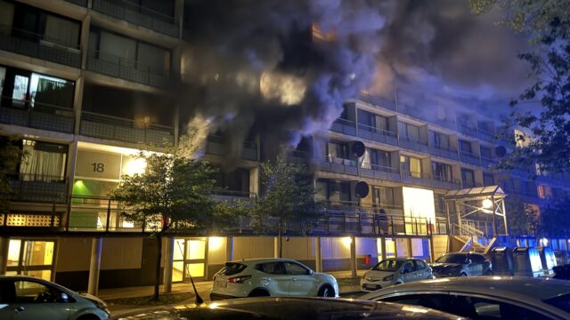 Kraftig brand hærger boligblok: 47 evakueret