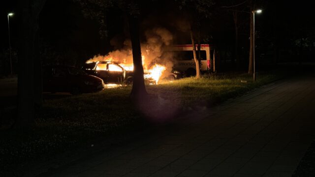 Igen i nat: Flere biler udbrændt i forstad