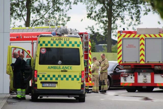 Autohandler i brand: Ambulance ankommet