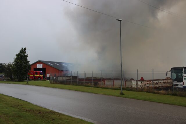 Flammer raserer industriområde: Røg kan ses flere kilometer væk