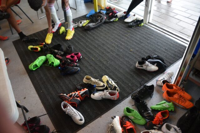 Fodboldglæde helt ud i tåspidserne: DBU- fodboldskole løber af stablen
