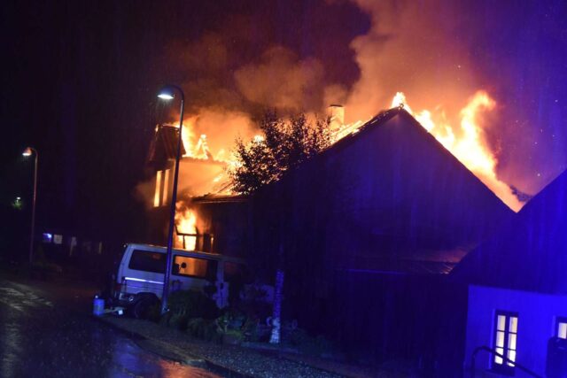 Flammer nedbrænder hus