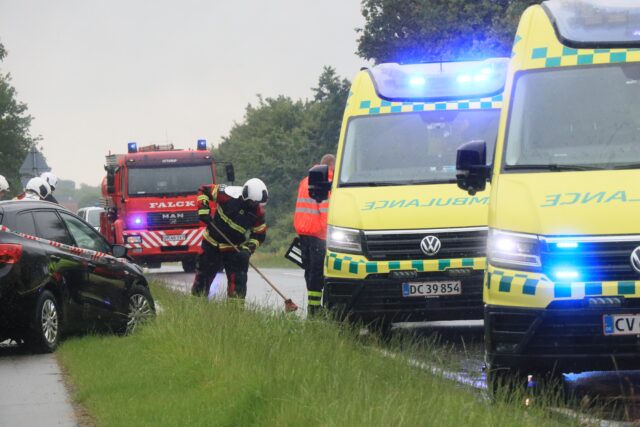 Ambulancer spærrer vej efter voldsomt uheld