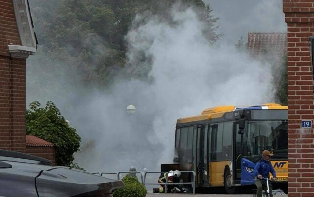 Massive flammer i bus: ‘Vi har ikke styr på branden’