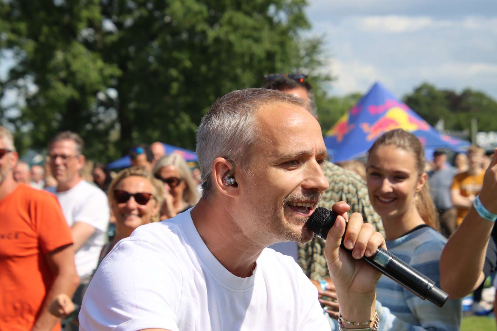 Rasmus Walter giver den gas i Gentofte Festival.