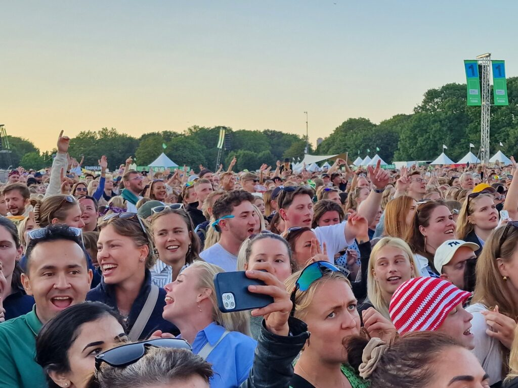 Festglade unge til Grøn Koncert 2024.