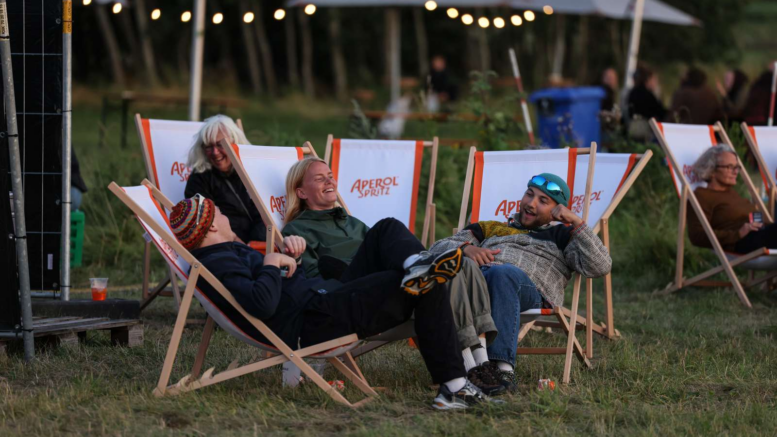 Unge slapper har ved Ø-Festivalen på Langeland.