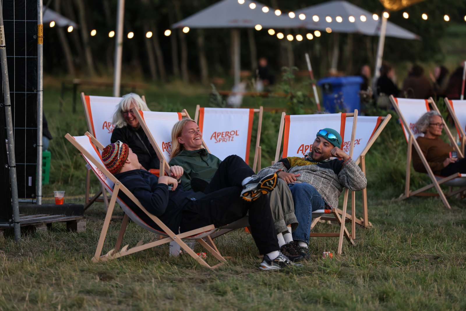 Unge slapper har ved Ø-Festivalen på Langeland.