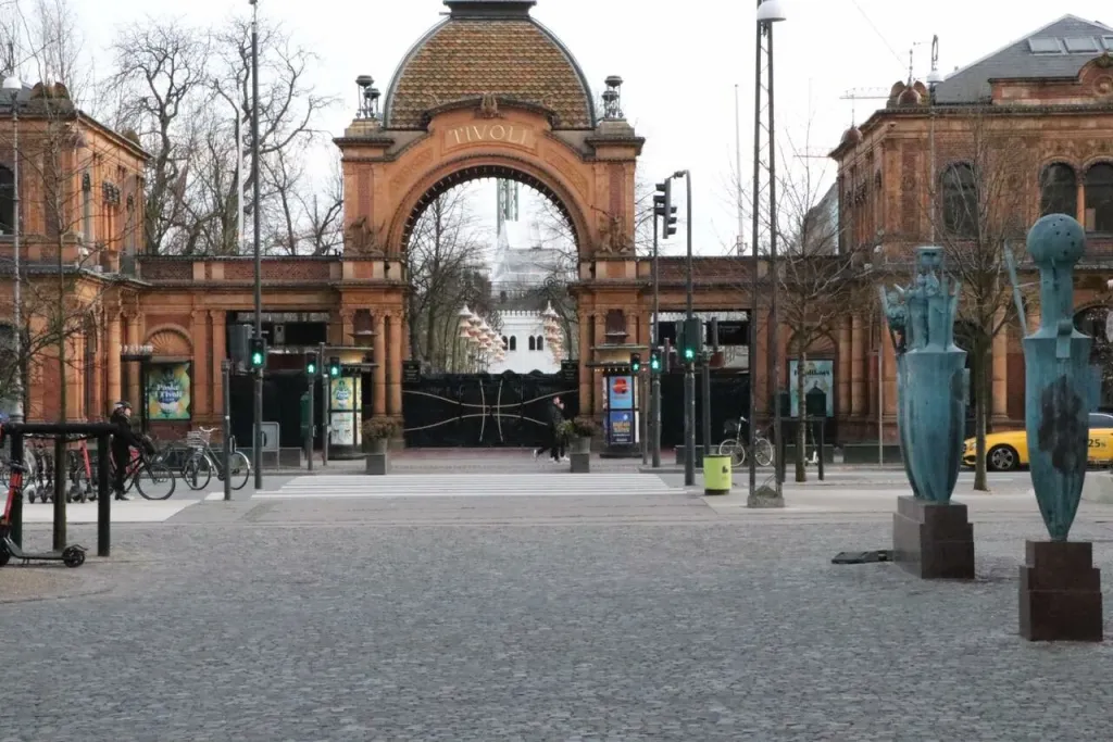 Indgang til Tivoli. En ikonisk forlystelsespark.