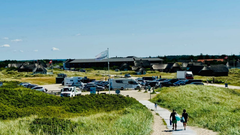 Mange mennesker nyder det gode vejr på stranden.