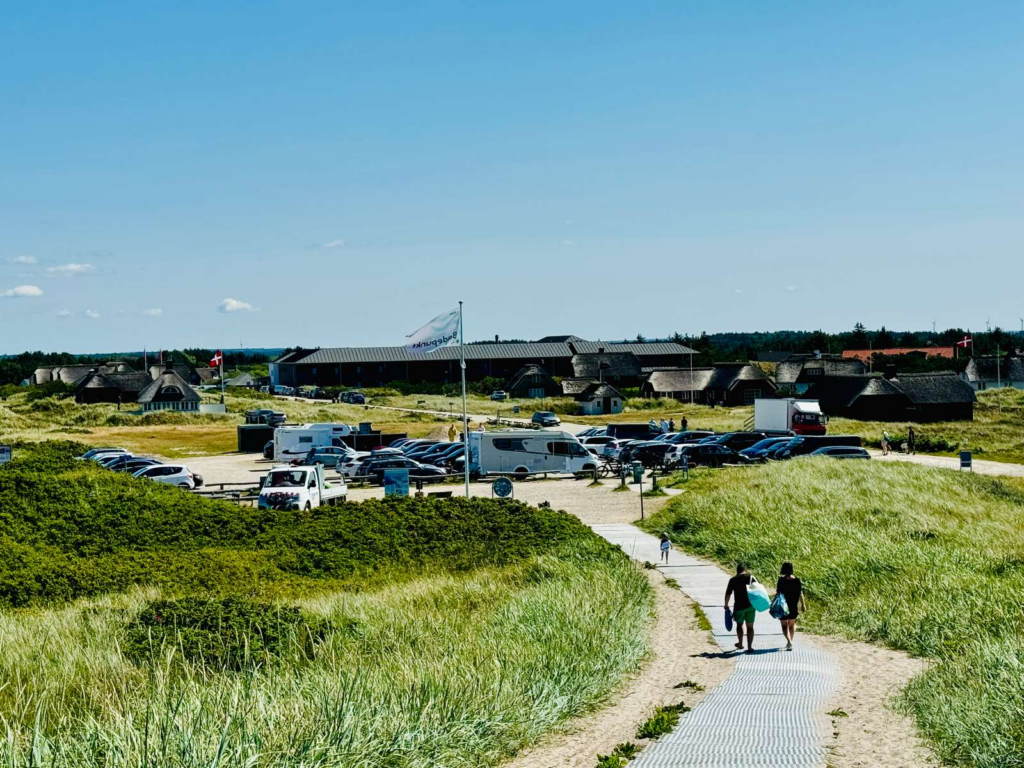 Mange mennesker nyder det gode vejr på stranden.