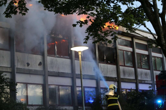 Tre dage efter kæmpe skole brand: Beredskabet melder nyt ud