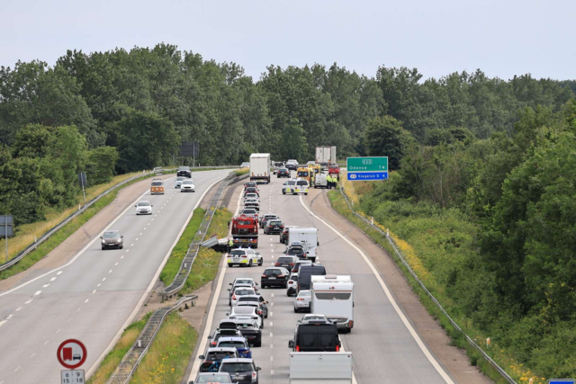 Tabt trailer skaber livsfarligt uheld på motorvej