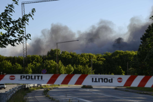 Skole står i kæmpe flammer: Røgen kan ses 20 kilometer væk