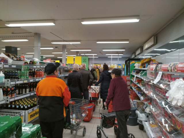 Mand tager kvinde på brysterne i supermarked: Ville slå medarbejder ihjel