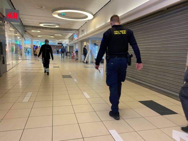 Krisehjælp tilkaldt: Mand snittede sig selv op i indkøbscenter