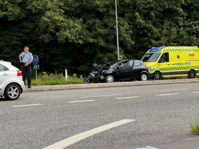 Færdselsuheld: Tre biler stødt sammen