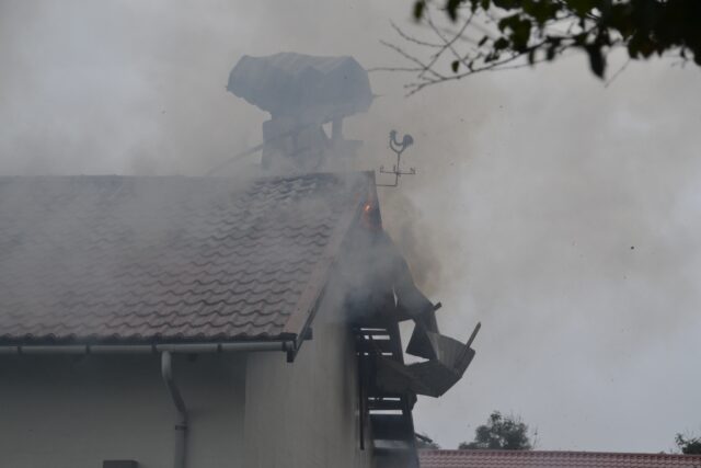 Kraftig brand i hus: Risiko for spredning til flere bygninger