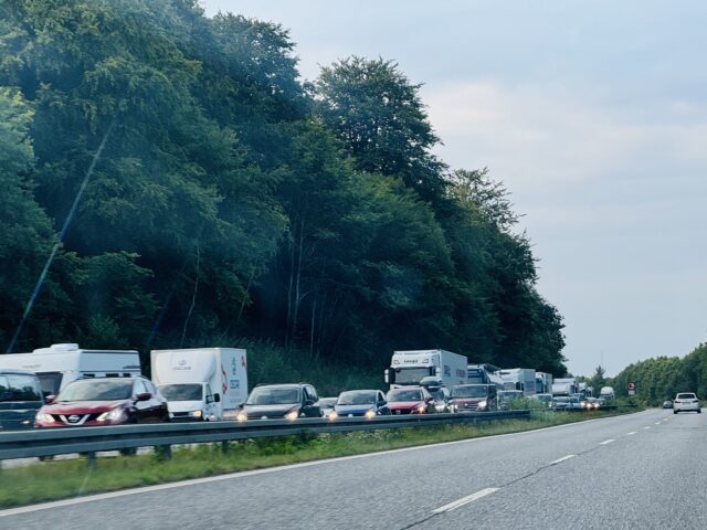 Trafikalt kaos: Ti kilometers motorvejskø
