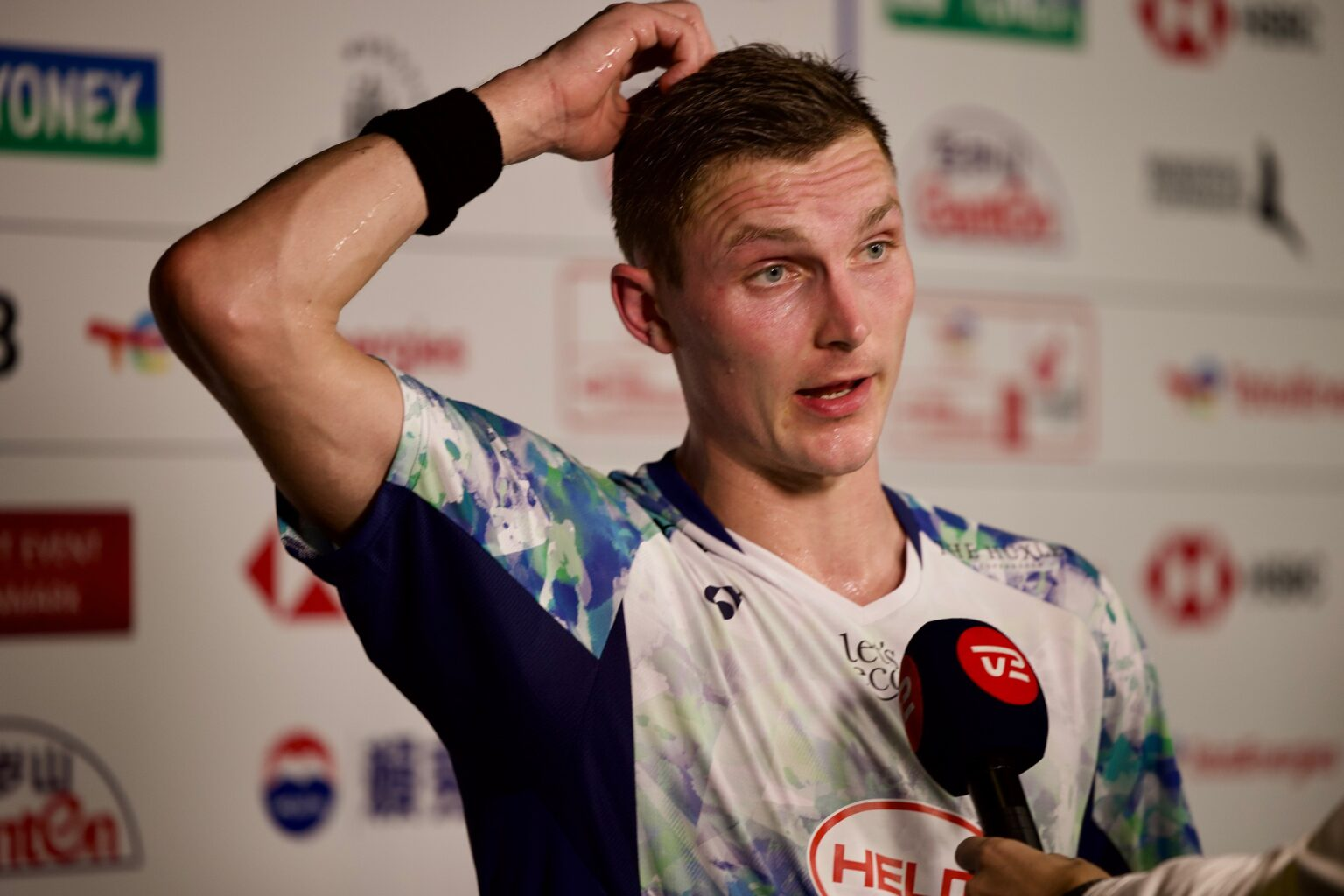 Viktor Axelsen under interview.