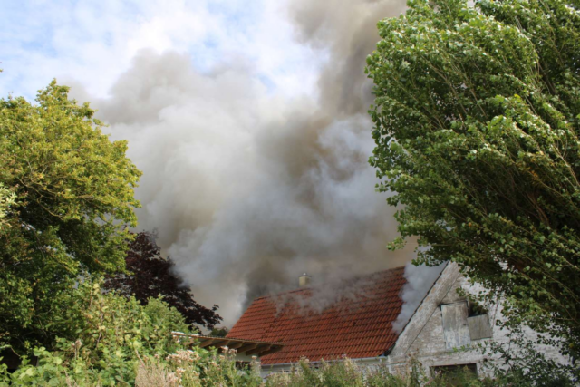 Voldsom gårdbrand: Røg kan ses mange kilometer væk