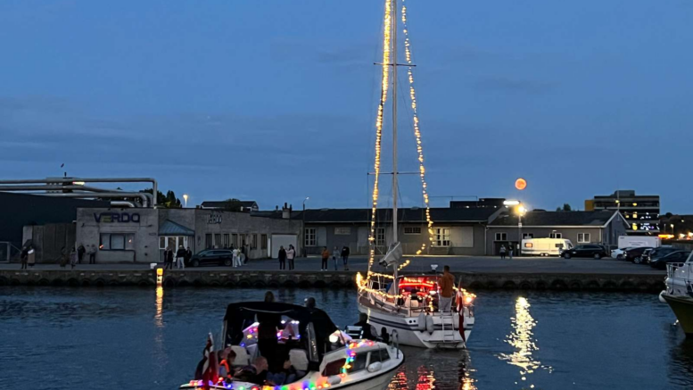 Mange mennesker var taget til havnen for at tage afsked med Randers Byfest.