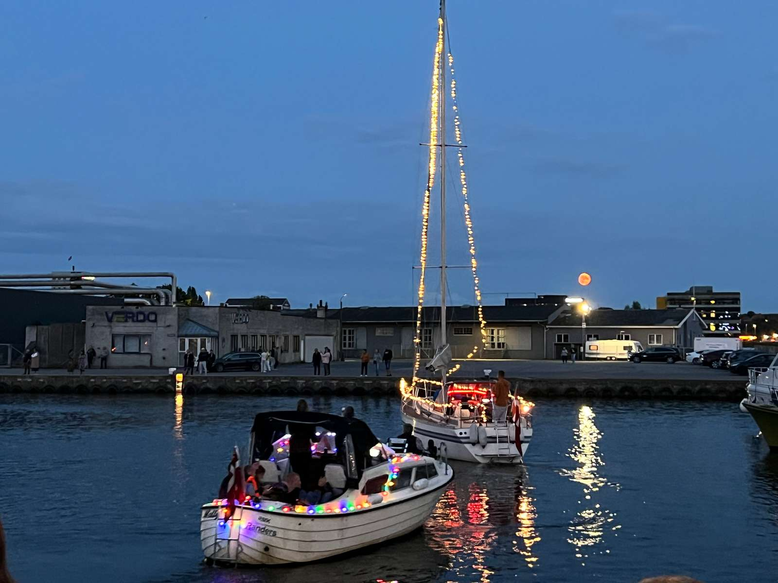 Mange mennesker var taget til havnen for at tage afsked med Randers Byfest.