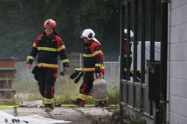 Gasflasker bæres i alt hast ud af brændende bygning