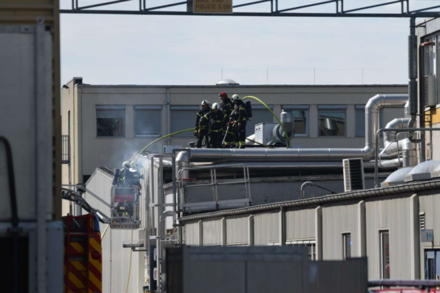 Udrykningskøretøjer haster til brand i virksomhed