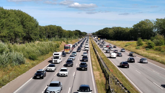 Kilometerlang kø på motorvej efter uheld