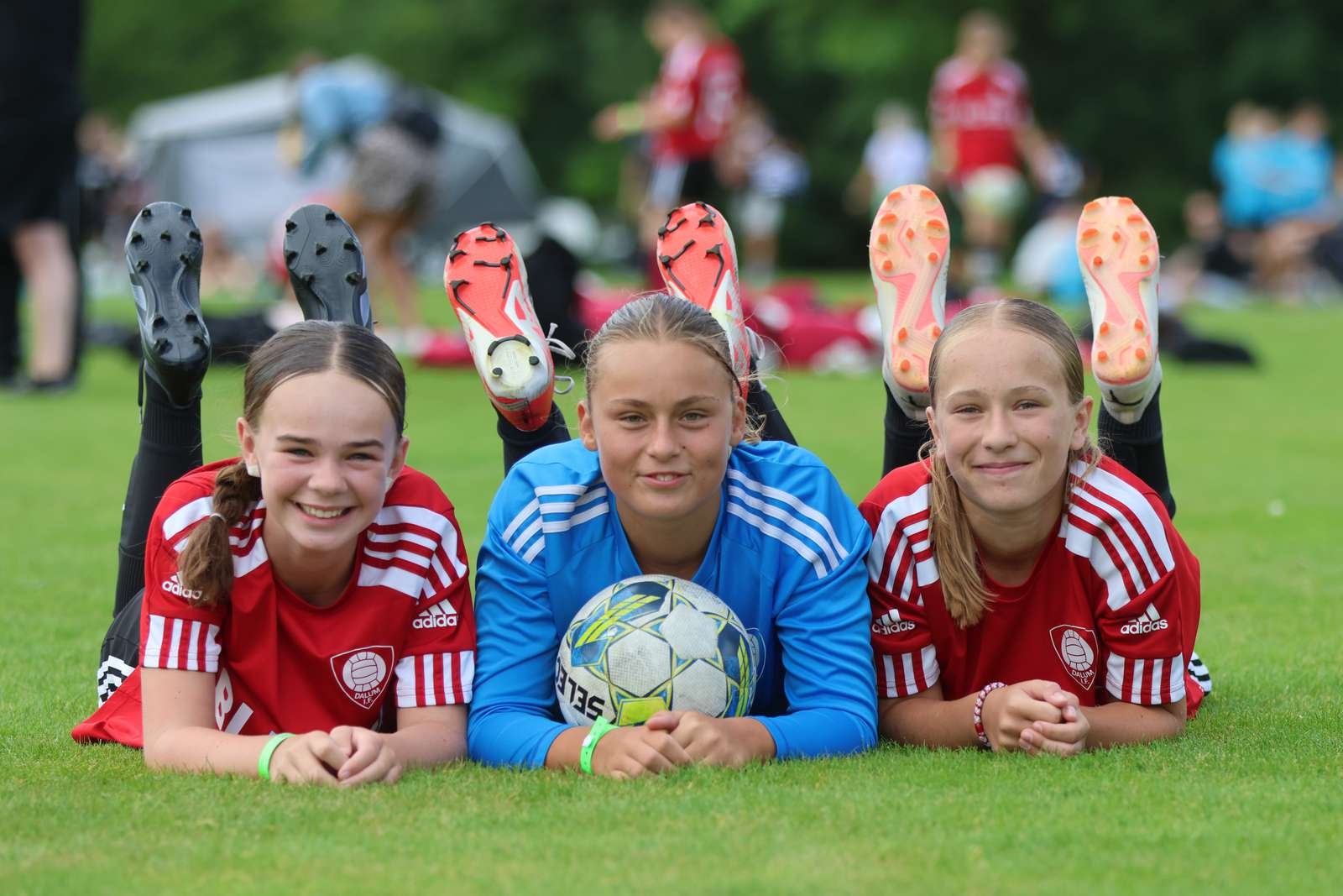 Tre glader piger klar til dette års Vildbjerg Cup.