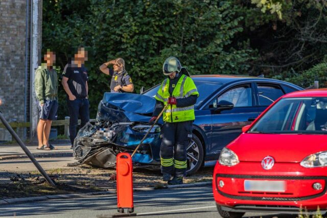 Tre biler smidt rundt i alvorligt uheld: Voldsomme skader