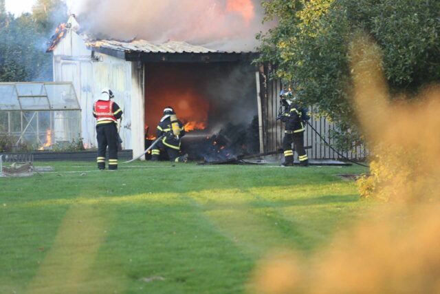 Enorme flammer æder sig gennem bygning: Hovedvej spærret af