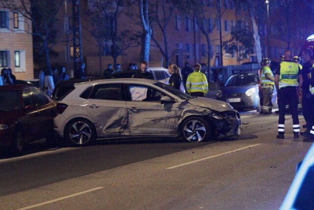 To biler i voldsomt uheld på trafikkeret vej