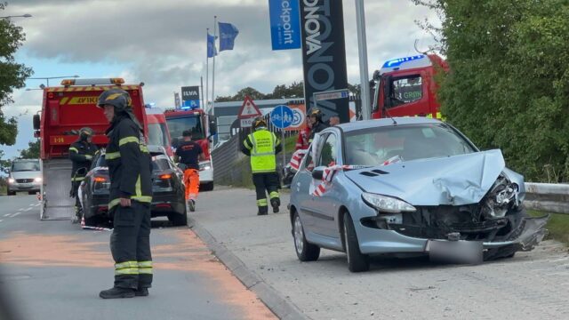 To biler i hårdt frontalt sammenstød: Trafikalt kaos og stor kø