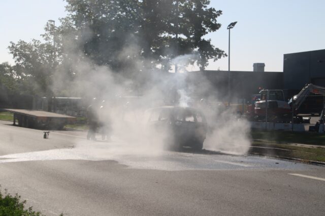 Kraftig brand på Vestegnen: Massiv røgfane kan ses langt væk