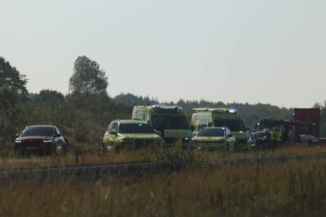 Flere ambulancer haster til alvorligt uheld på motorvej