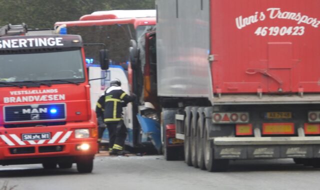 Bus og lastbil i alvorlig frontalulykke