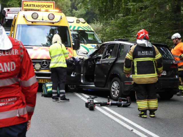 Personbil i frontalulykke med særtransport: Flere kvæstede