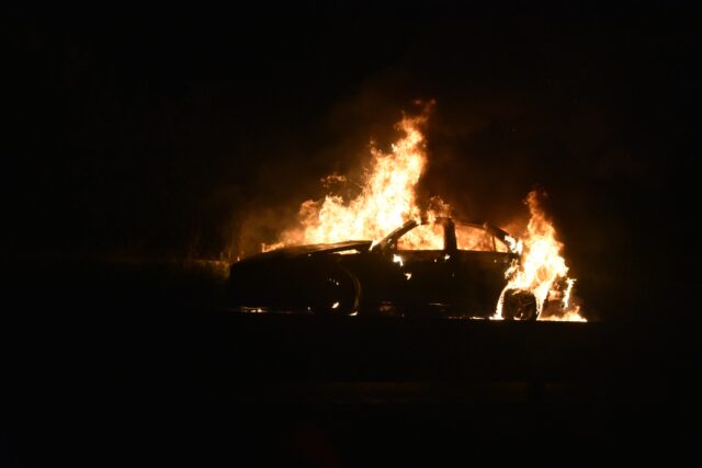 Tre biler kørt sammen på motorvej: Flammerne vælter op fra den ene