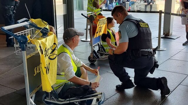 Kastrup Lufthavn: Demonstranter blokerer indgangene