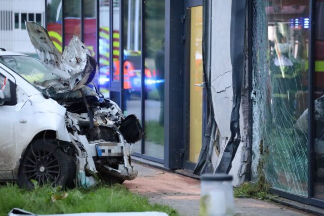 Bilist hastet med eskorte: Hamrer ind i Rambøll