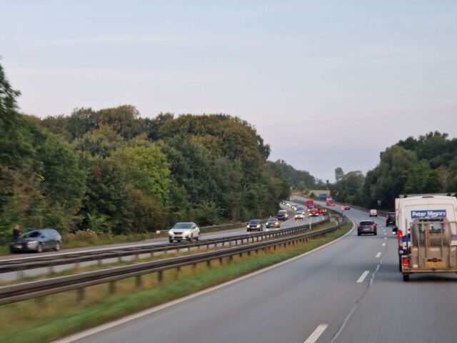 Uheld skaber kø på motorvej