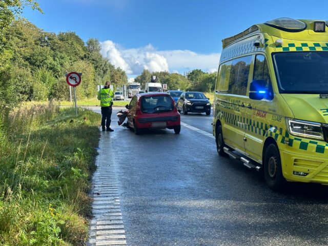 Personbil i uheld med lastbil: Kørt fra stedet