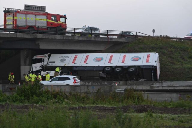 Lastbil påkørte bro og endte i grøft: Motorvej spærret