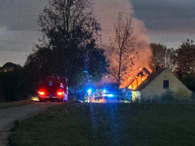 Flammerne vælter op fra taget