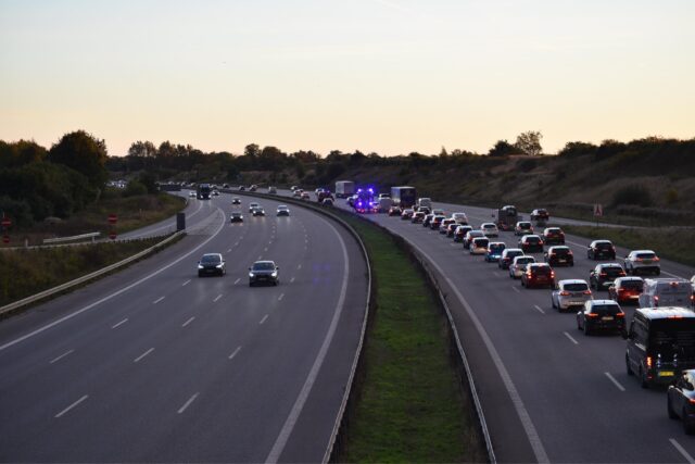 KÆMPE kø: Strandet bil spærrer motorvejsspor