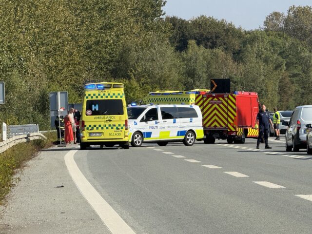 Biler støder frontalt sammen: Flere ambulancer fremme